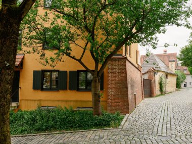 Cobblestone caddesi resimli evlerin arasından geçiyor.
