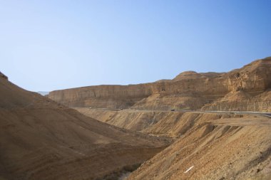 Çölde bir vadinin ortasında yol