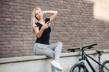 Bisikletin Yanında Selfie Çeken Kadın