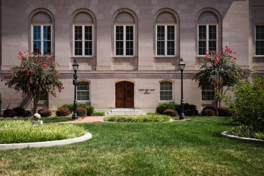 Facade of E. Barrett Prettyman Courthouse with landscaping
