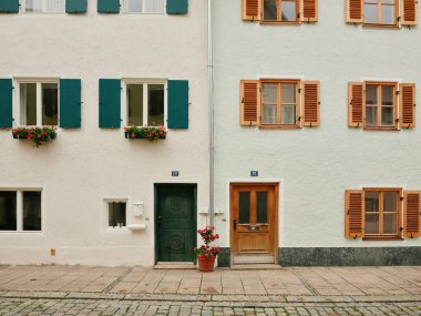 Karşıt panjurları ve kapıları gösteren geleneksel evler