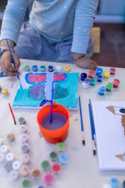 Hayali oyun ve sanatla oyun randevusunda olan genç bir kız.