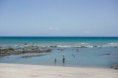 Kosta Rika 'da sahilde eğlenen insanlar
