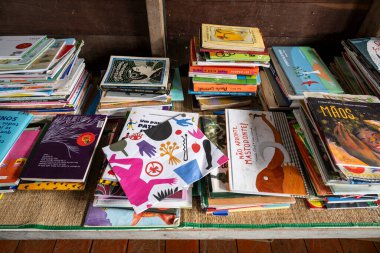 Okulun içindeki kütüphanede kitaplara güzel bir manzara.