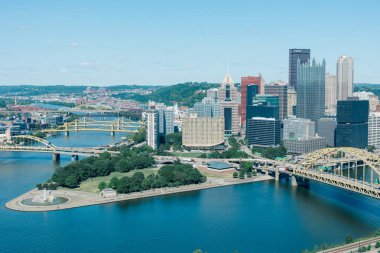 Altın köprüler ve Point State Park çeşmesiyle Pittsburgh silueti.