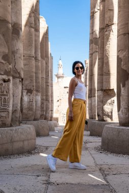 Luxor 'daki antik tapınağa hayran olan turist - Mısır