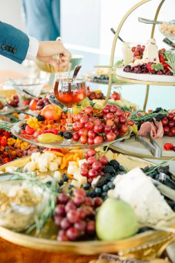 Özenle hazırlanmış şarküteri masasından gelen misafirler..