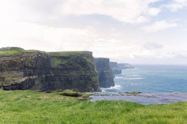 Clare, İrlanda 'da anne kayalıkları
