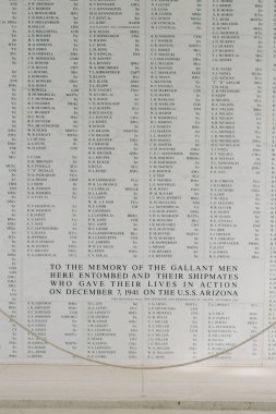 USS Arizona Memorial 'ın içindeki kayıp üyelerin duvarı.