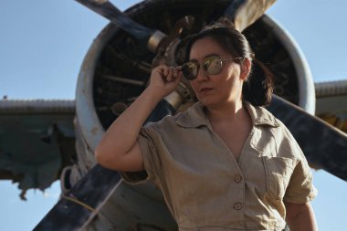 Uçak pilotu kendinden emin bir kadın.