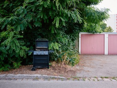 Kaldırımda benzin barbeküsü.