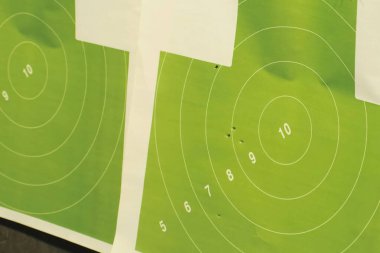 Atış menzilinde yeşil hedefler, bazı hedefler vuruldu..