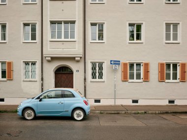 Açık mavi üstü açık araba Schmiedberg caddesinde park edilmiş.