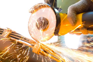 Açı öğütücüyle çeliği kesmek araba yaprağı yaylarından kıvılcımlar saçar..