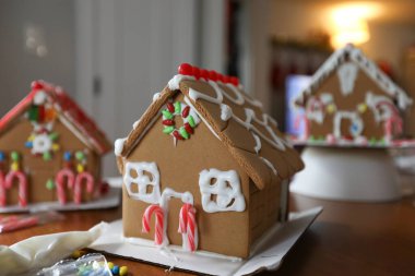 Zencefilli ekmek evi, baston şekerli ve kremalı.