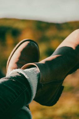 Doğada çizme giyen rahat bir insan.