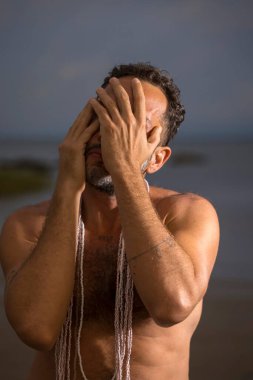 Pi sırasında Cape Cod sahilinde beyaz giyen bir adam dans ediyor.