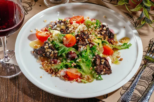 salad with quinoa, tomatoes and herbs