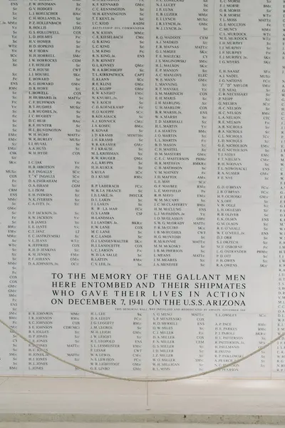 USS Arizona Memorial 'ın içindeki kayıp üyelerin duvarı.