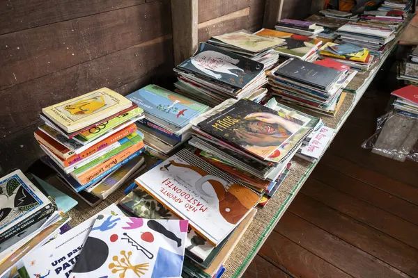 Okulun içindeki kütüphanede kitaplara güzel bir manzara.