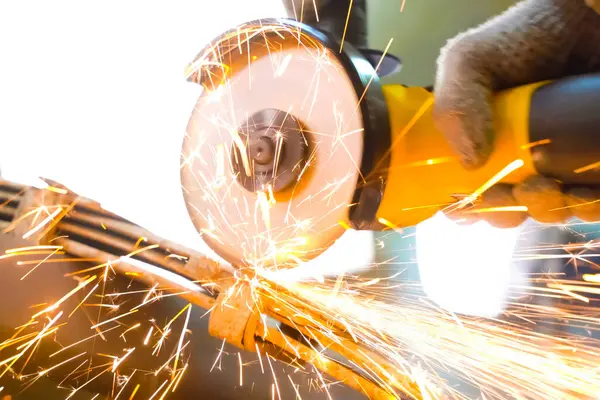 Açı öğütücüyle çeliği kesmek araba yaprağı yaylarından kıvılcımlar saçar..