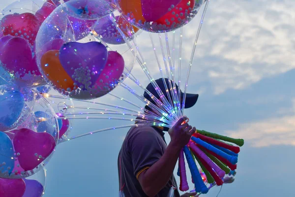 Gros Plan Marchand Vendant Des Ballons Fantastiques Contre Ciel Bleu — Photo