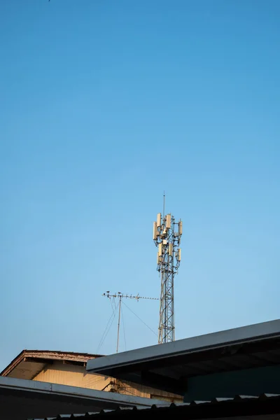 Высокая Радиовышка Голубом Небе — стоковое фото