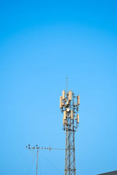 Yüksek Radyo Kulesi Masmavi Gökyüzü — Stok fotoğraf
