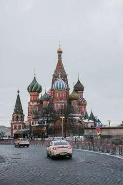MOSCOW, RUSSIA, 22 Aralık 2024: Aziz Basil Katedrali olarak bilinen Kutsal Vasily Katedrali, Moskova 'nın Kızıl Meydanı' nda bulunan ve Rusya 'nın en popüler kültürel sembollerinden biridir..