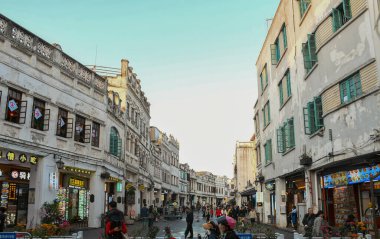 HAINAN, ÇİN, 20 ARALIK 2024: Qilou Old Street Çin 'in ünlü tarihi caddelerinden biridir. Sergide Avrupa ve Asya mimarisinin şık bir birleşimi yer alıyor.