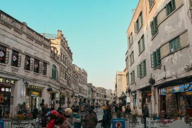 HAINAN, ÇİN, 20 ARALIK 2024: Qilou Old Street Çin 'in ünlü tarihi caddelerinden biridir. Sergide Avrupa ve Asya mimarisinin şık bir birleşimi yer alıyor.