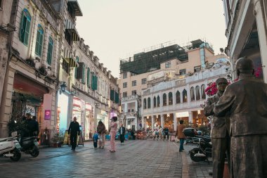 HAINAN, ÇİN, 20 ARALIK 2024: Qilou Old Street Çin 'in ünlü tarihi caddelerinden biridir. Sergide Avrupa ve Asya mimarisinin şık bir birleşimi yer alıyor.