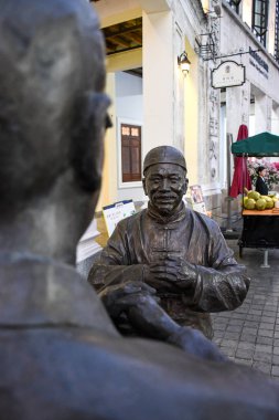 HAINAN, ÇİN, 20 ARALIK 2024: Qilou Old Street, Çin 'de insanların heykeli birbirine saygı duyar