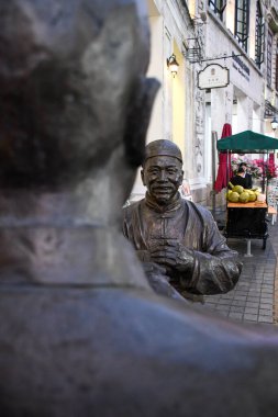 HAINAN, ÇİN, 20 ARALIK 2024: Qilou Old Street, Çin 'de insanların heykeli birbirine saygı duyar