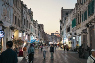 HAINAN, ÇİN, 20 ARALIK 2024: Qilou Old Street Çin 'in ünlü tarihi caddelerinden biridir. Sergide Avrupa ve Asya mimarisinin şık bir birleşimi yer alıyor.