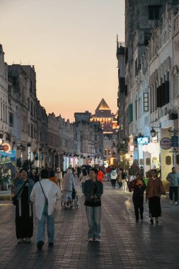 HAINAN, ÇİN, 20 ARALIK 2024: Qilou Old Street Çin 'in ünlü tarihi caddelerinden biridir. Sergide Avrupa ve Asya mimarisinin şık bir birleşimi yer alıyor.