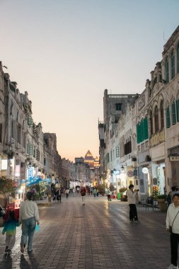 HAINAN, ÇİN, 20 ARALIK 2024: Qilou Old Street Çin 'in ünlü tarihi caddelerinden biridir. Sergide Avrupa ve Asya mimarisinin şık bir birleşimi yer alıyor.