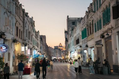HAINAN, ÇİN, 20 ARALIK 2024: Qilou Old Street Çin 'in ünlü tarihi caddelerinden biridir. Sergide Avrupa ve Asya mimarisinin şık bir birleşimi yer alıyor.