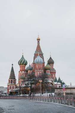 MOSCOW, RUSSIA, 22 Aralık 2024: Aziz Basil Katedrali olarak bilinen Kutsal Vasily Katedrali, Moskova 'nın Kızıl Meydanı' nda bulunan ve Rusya 'nın en popüler kültürel sembollerinden biridir..