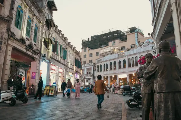 HAINAN, ÇİN, 20 ARALIK 2024: Qilou Old Street Çin 'in ünlü tarihi caddelerinden biridir. Sergide Avrupa ve Asya mimarisinin şık bir birleşimi yer alıyor.