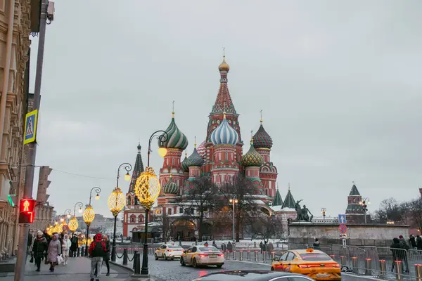 MOSCOW, RUSSIA, 22 Aralık 2024: Aziz Basil Katedrali olarak bilinen Kutsal Vasily Katedrali, Moskova 'nın Kızıl Meydanı' nda bulunan ve Rusya 'nın en popüler kültürel sembollerinden biridir..