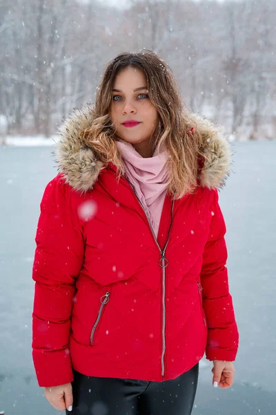 Egy Szőke Hajú Portréja Télen — Stock Fotó