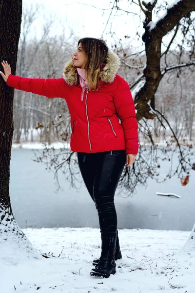 Žena Poblíž Strom Zimě — Stock fotografie