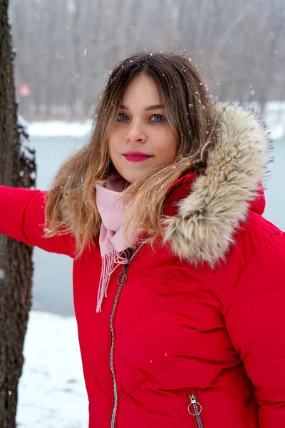 Fiatal Piros Kabátban Télen — Stock Fotó
