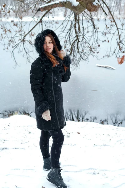 Wanita Luar Dalam Cuaca Salju — Stok Foto