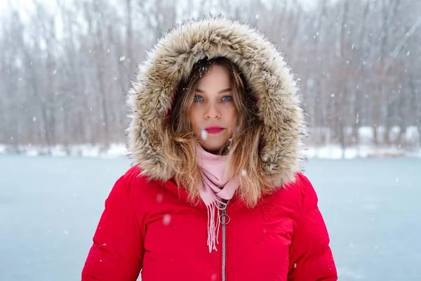 Porträtt Kvinna Med Pälshuva Vintern — Stockfoto