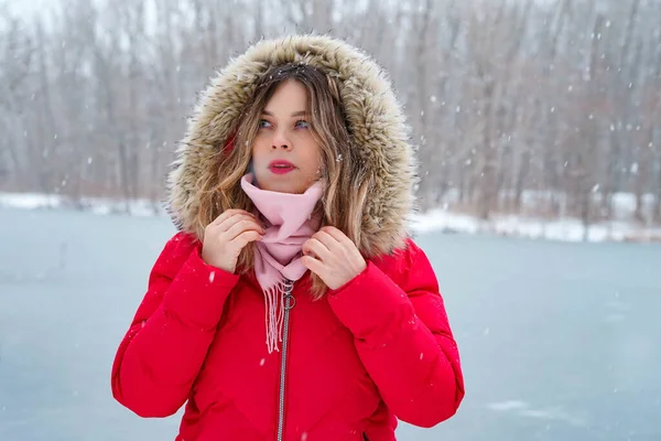 寒冷天气下穿着红色外套头戴毛帽的女人 — 图库照片