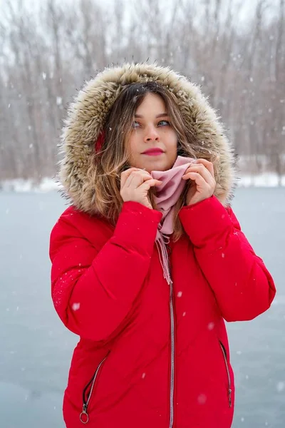 公园里的女士在寒冷的天气和白雪中 — 图库照片