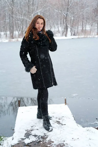 Mladá Žena Jezeře Zimě — Stock fotografie