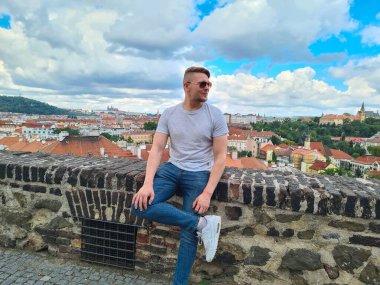 Prag 'ın arka planında poz veren